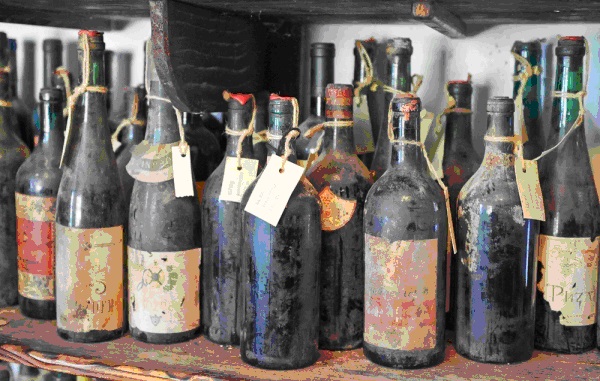 старые бутылки с этикеткой
